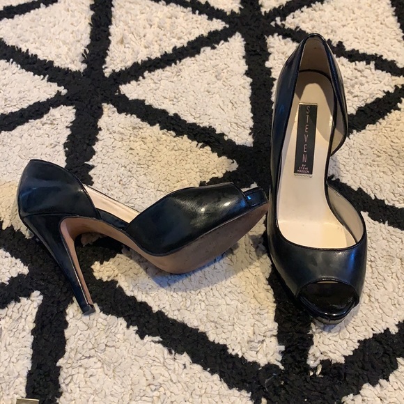 Black, used, good condition Steven by Steve Madden black heels. Size 6 - Picture 5 of 6